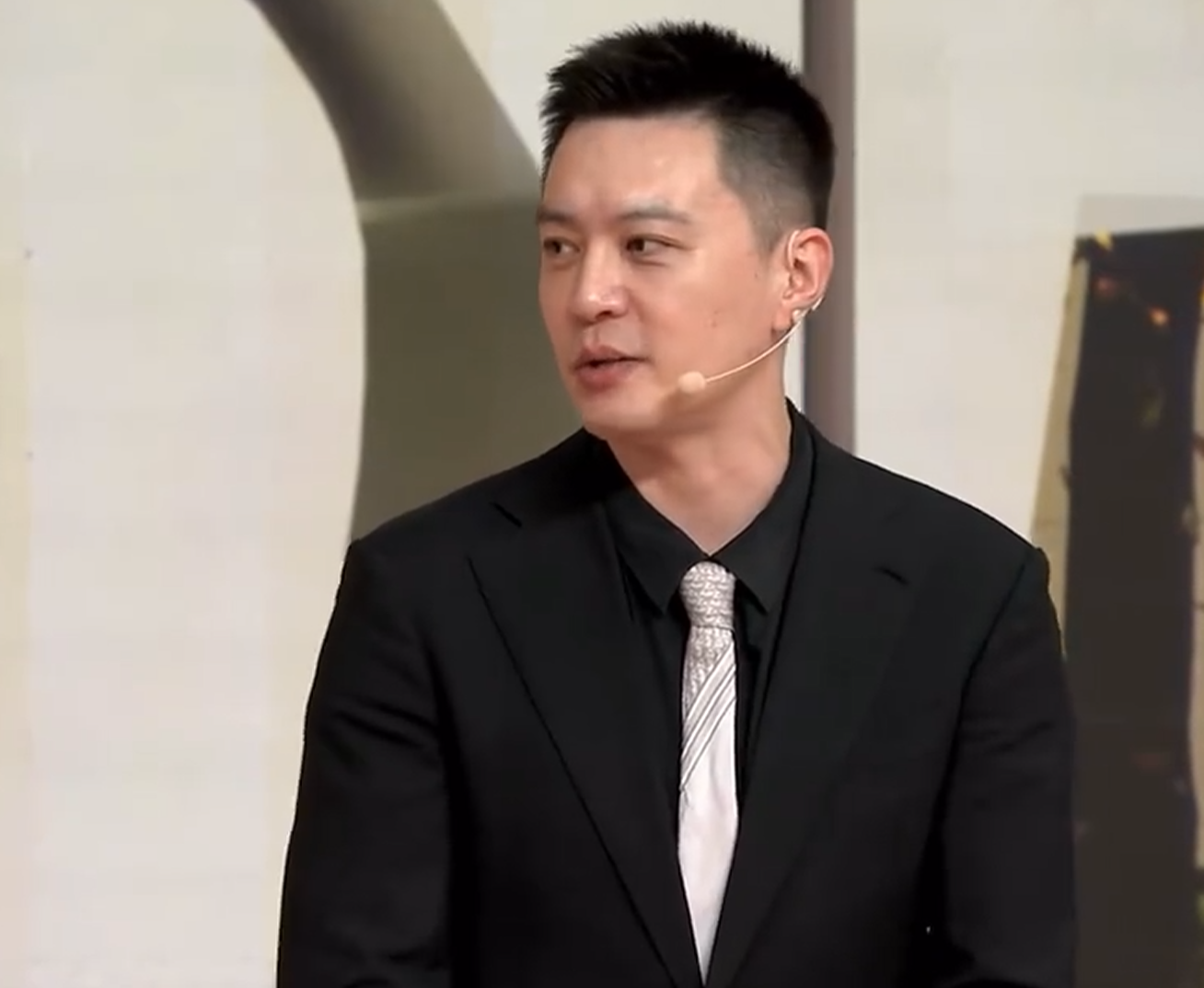 杨鸣自曝:差点签约回归CBA,但还想学习交流再沉淀沉淀!