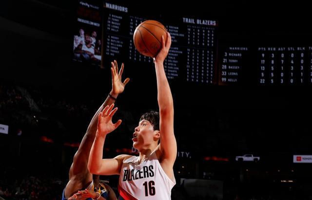 开拓者五大中锋抢位！杨瀚森末位逆袭攻防皆进步