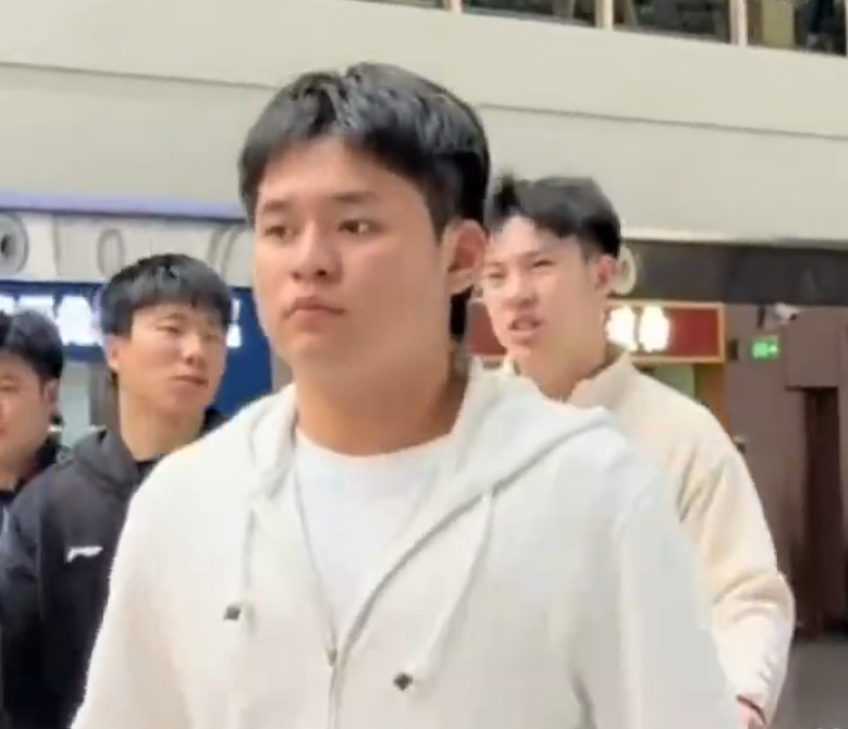 国乒一行抵达塔什干！向鹏满脸疲惫，王艺迪轻松微笑，林诗栋与石洵瑶聊天